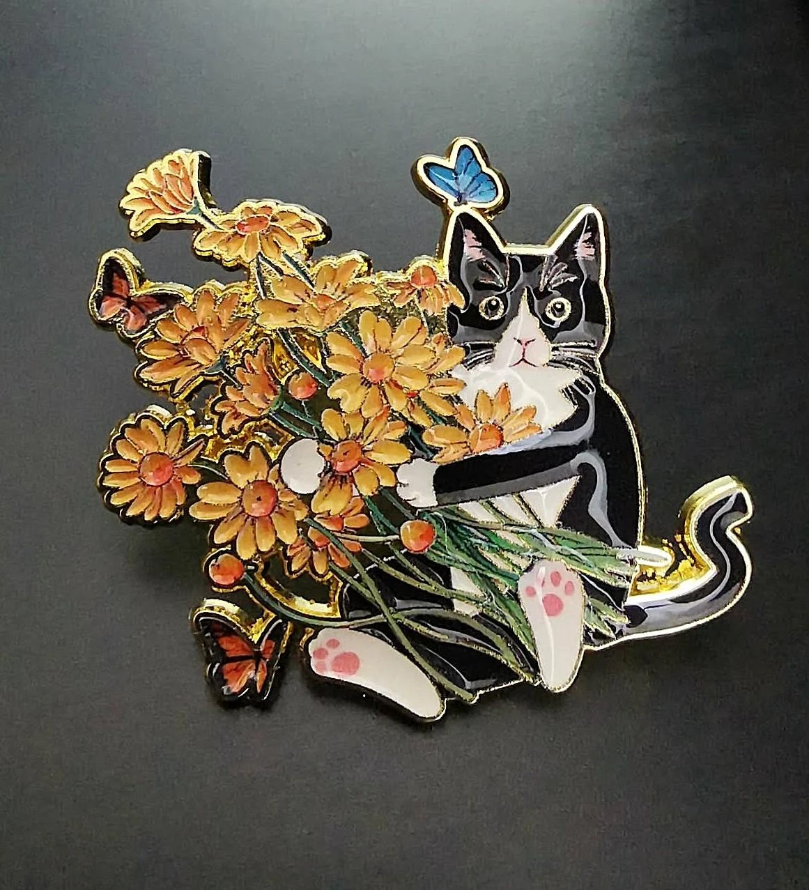 Pin's Petit Chat avec un bouquet de fleurs